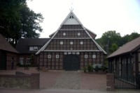 Der Hof Klausing (Meyer-Hülsmann) in Osterdamme im Jahr 2003. Das Fachwerkgebäude wurde 1778 durch den Dammer Baumeister Johann Heinrich Schumacher erstellt und 1997 umfangreich, detailgenau und sehr schön renoviert.