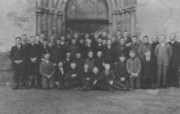 Gruppe unbekannter junger Männer vor dem Haupteingang der Dammer Kirche - group of unknown young men in front of the Catholic church of Saint Viktor in Damme.